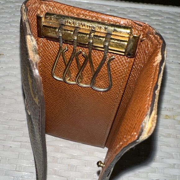 LOUIS VUITTON FOUR KEY HOLDER AUTHENTIC GUARANTEED STAMPED INSIDE - Picture 6 of 10